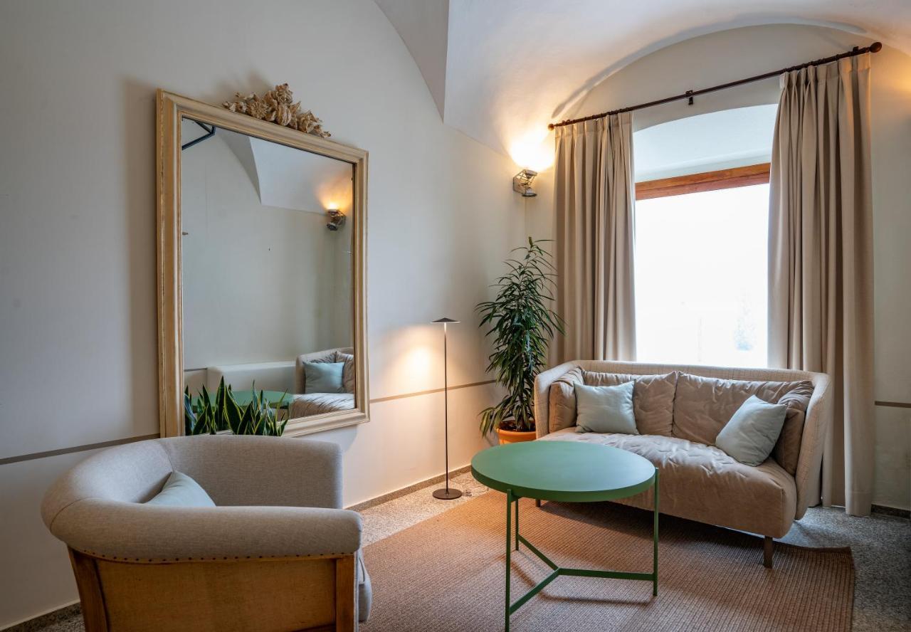 Hospes Palacio De Arenales & Spa Касерес Экстерьер фото A room at the hotel