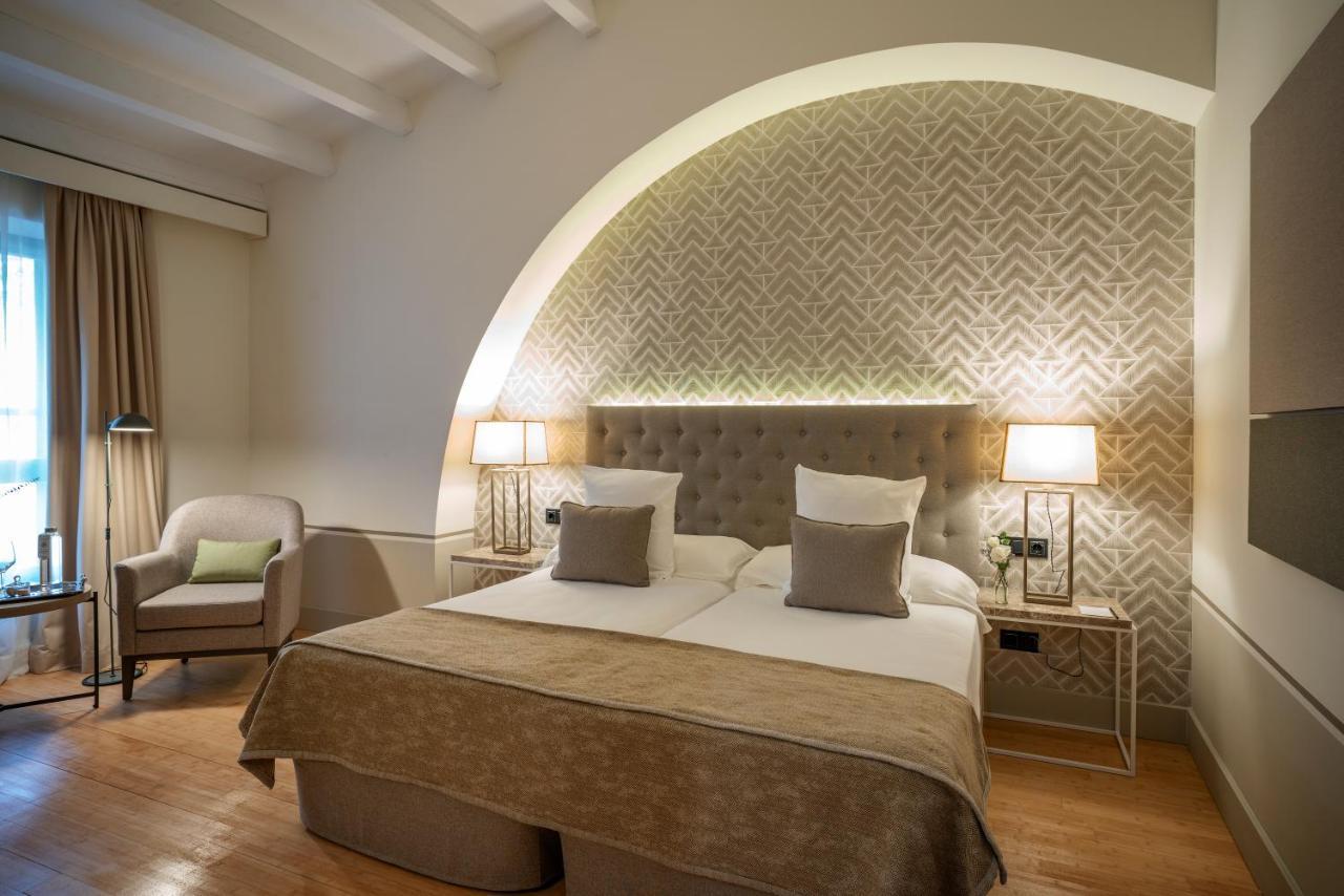 Hospes Palacio De Arenales & Spa Касерес Экстерьер фото A room at the hotel