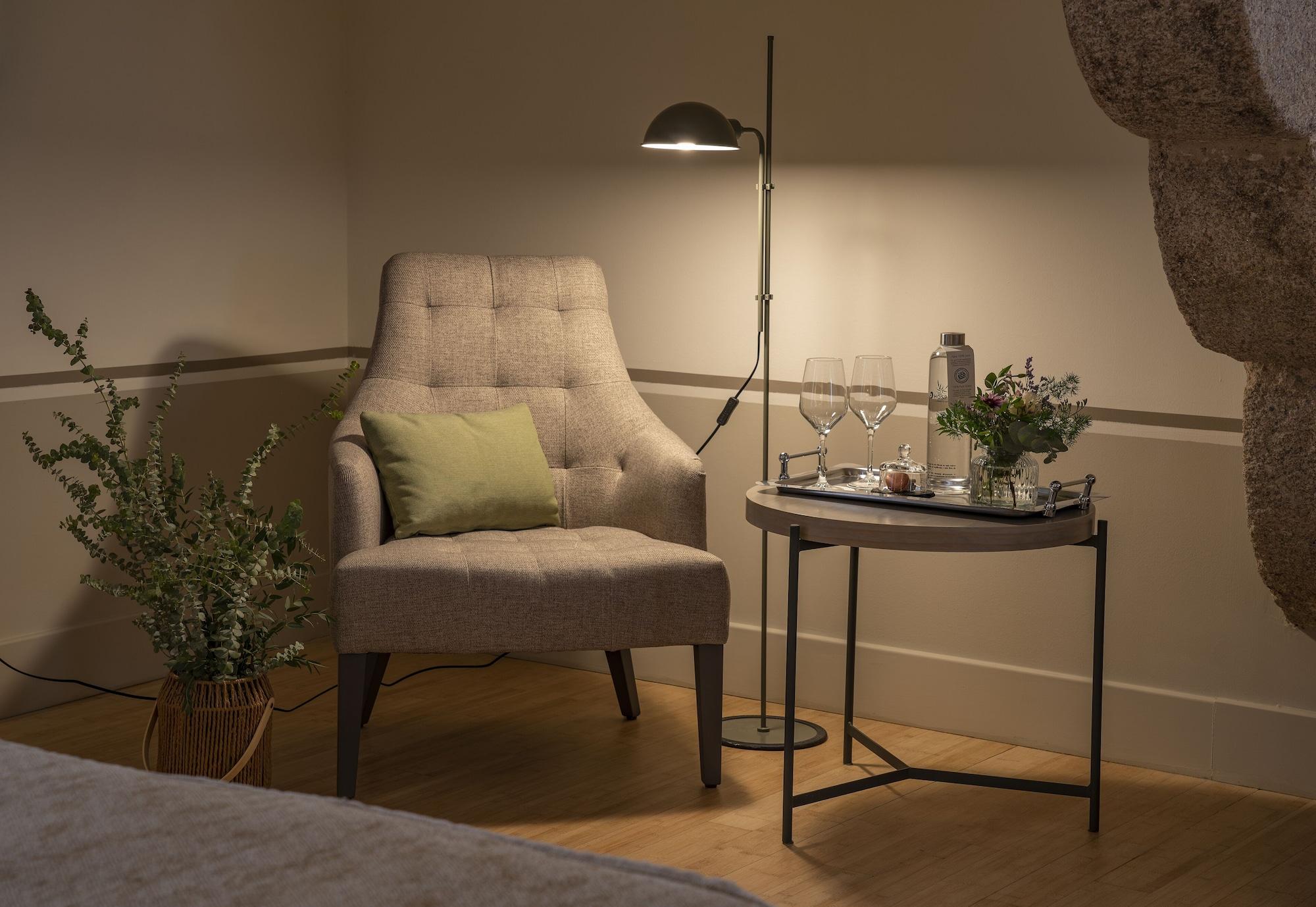 Hospes Palacio De Arenales & Spa Касерес Экстерьер фото A floor lamp