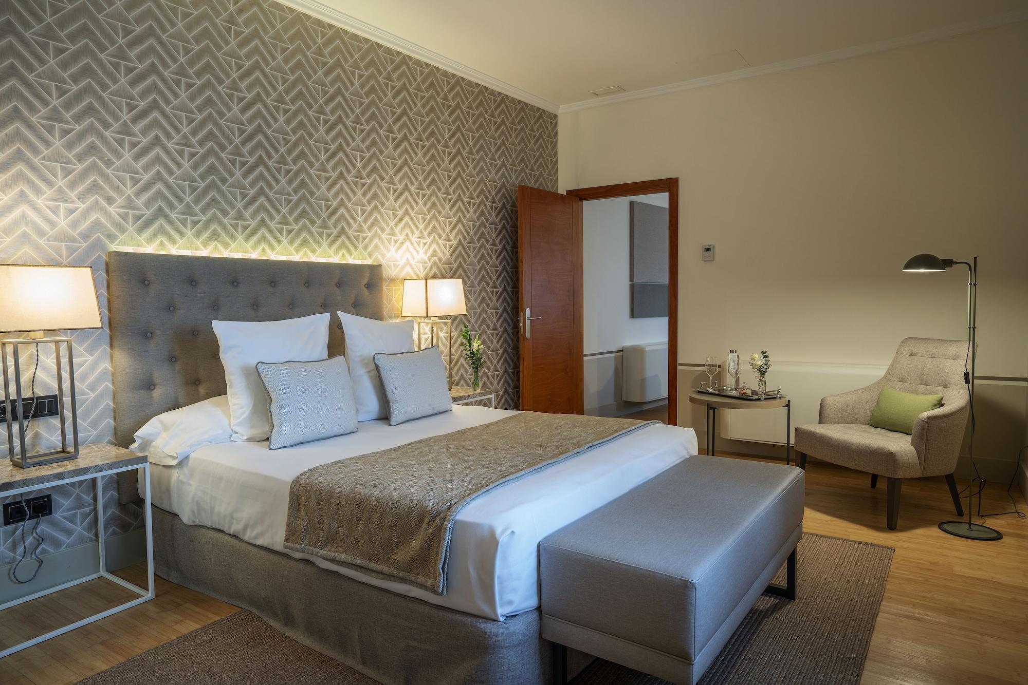 Hospes Palacio De Arenales & Spa Касерес Экстерьер фото A bedroom at the hotel