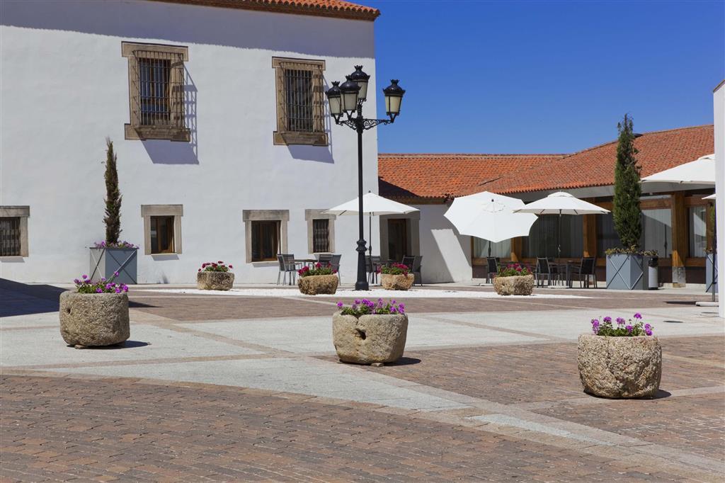Hospes Palacio De Arenales & Spa Касерес Экстерьер фото The square in front of the Casa Diogo Cao