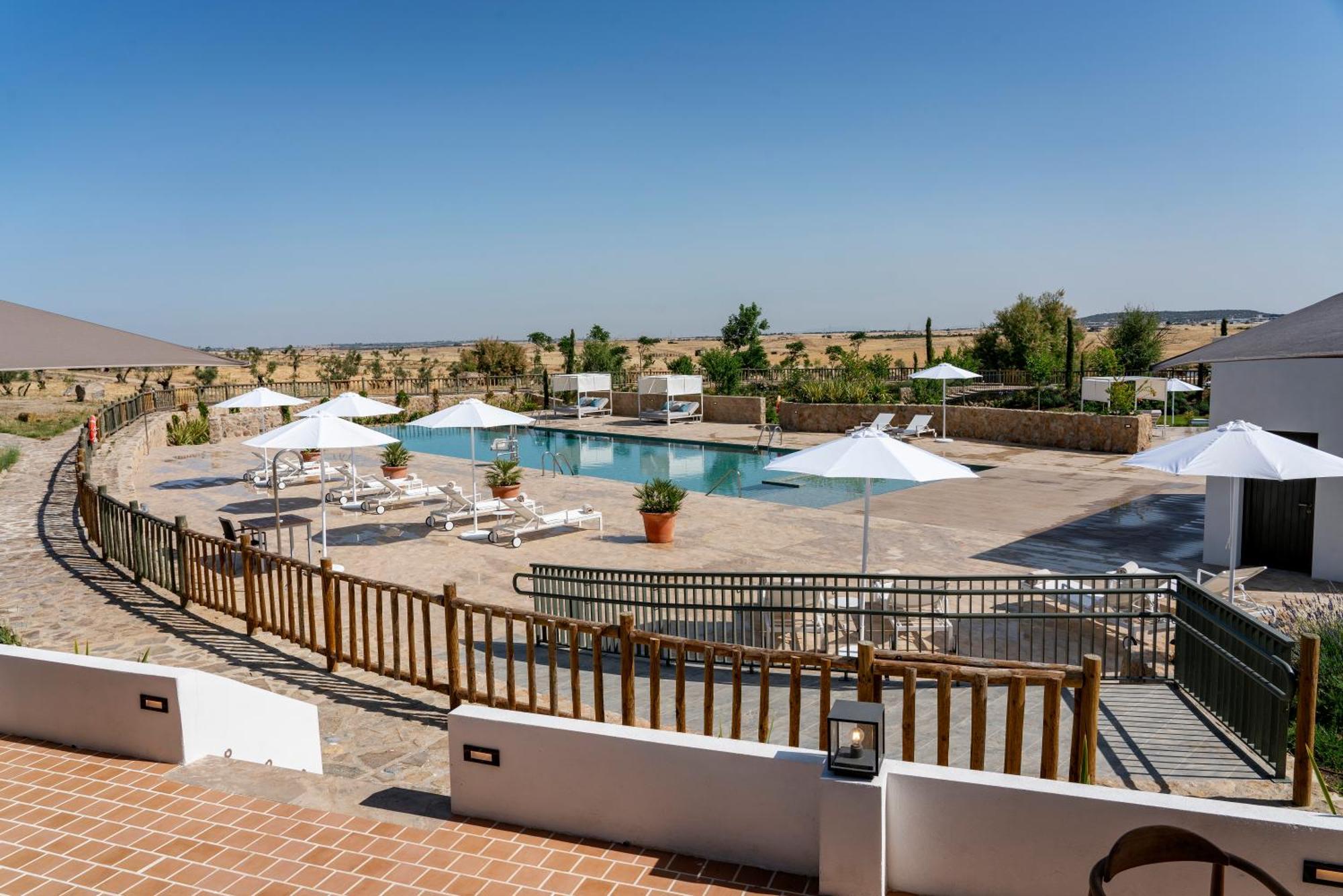 Hospes Palacio De Arenales & Spa Касерес Экстерьер фото The swimming pool at the hotel