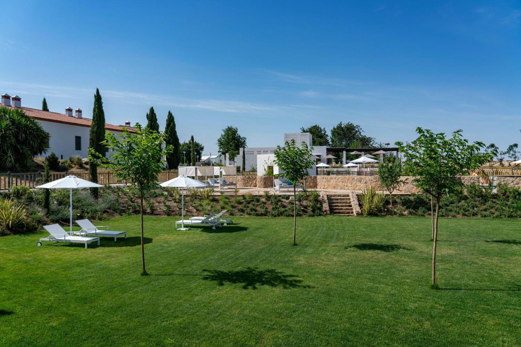 Hospes Palacio De Arenales & Spa Касерес Экстерьер фото The hotel's gardens