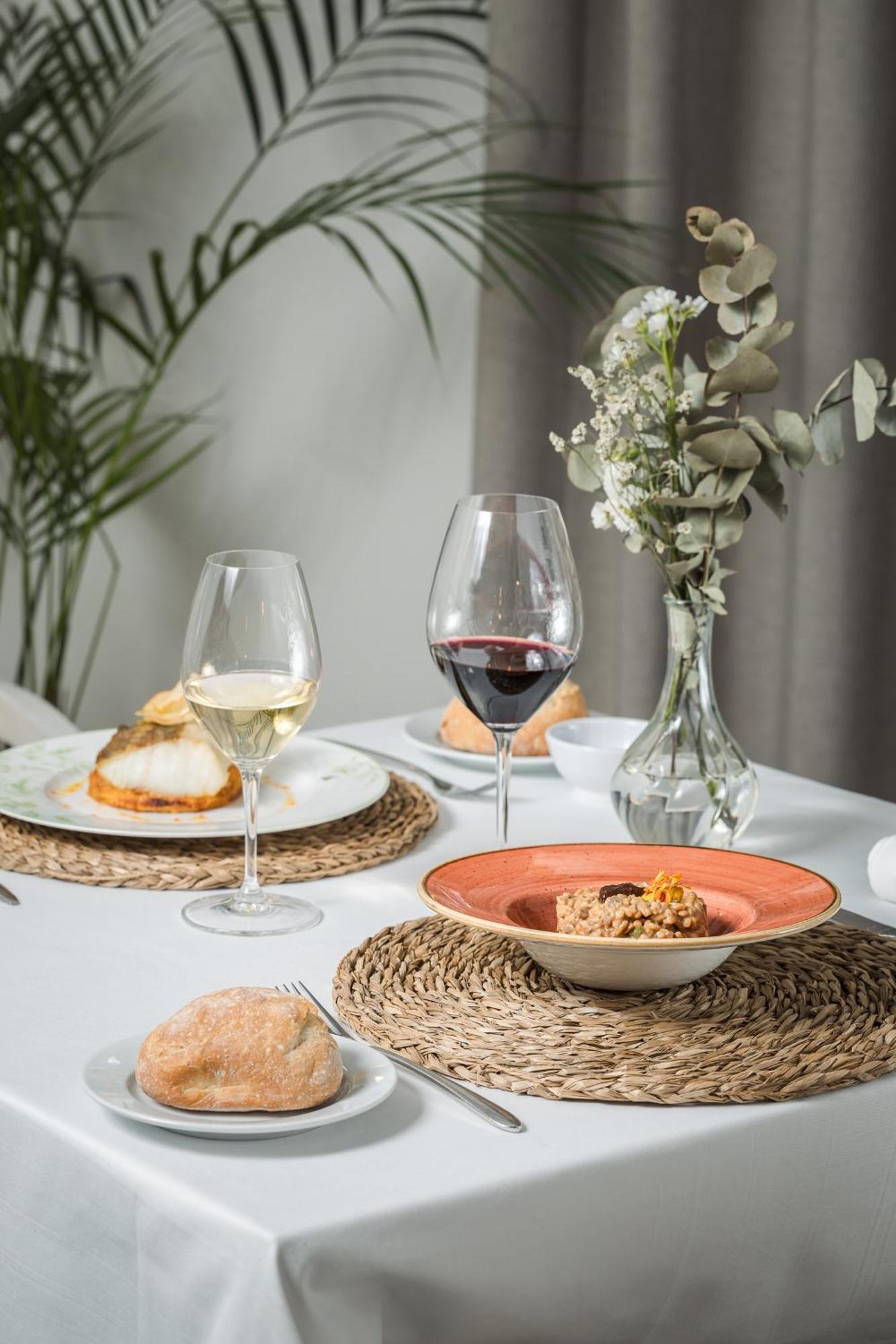 Hospes Palacio De Arenales & Spa Касерес Экстерьер фото Wine glasses