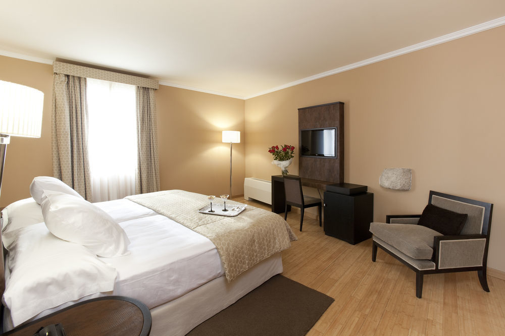 Hospes Palacio De Arenales & Spa Касерес Экстерьер фото A room at the hotel