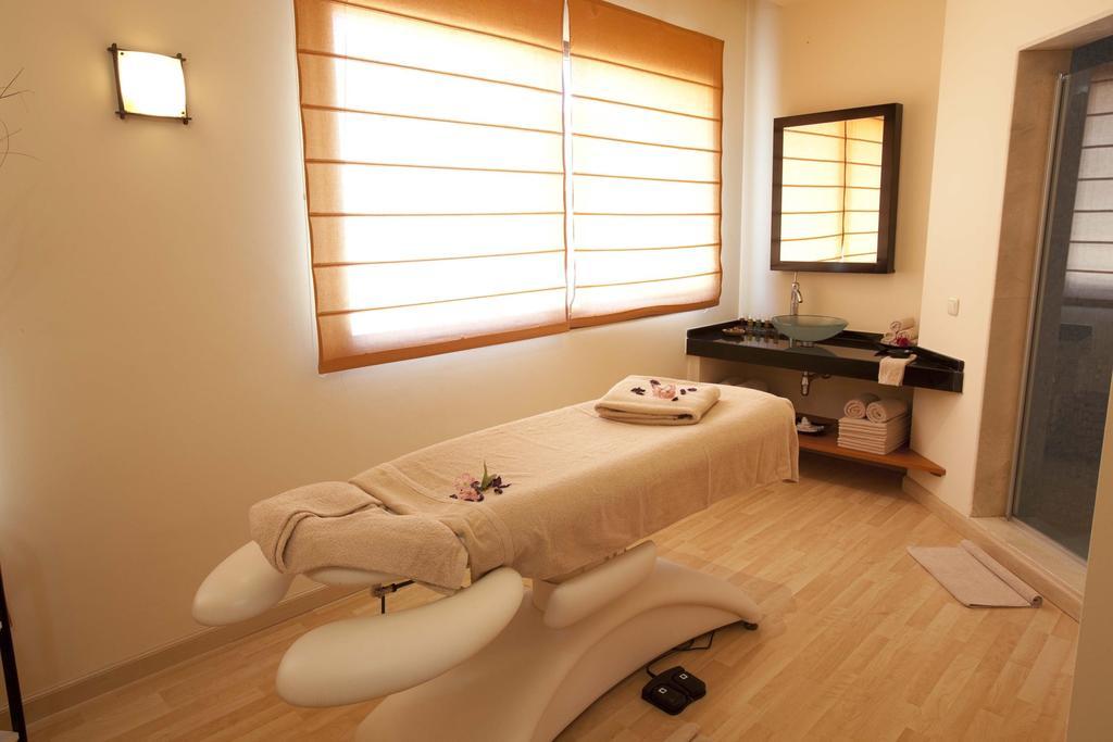 Hospes Palacio De Arenales & Spa Касерес Экстерьер фото A massage room at a spa