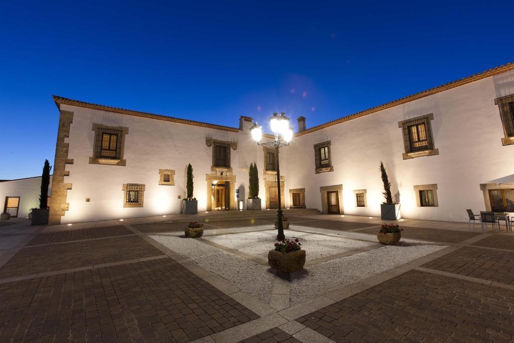 Hospes Palacio De Arenales & Spa Касерес Экстерьер фото Pazo de Banga