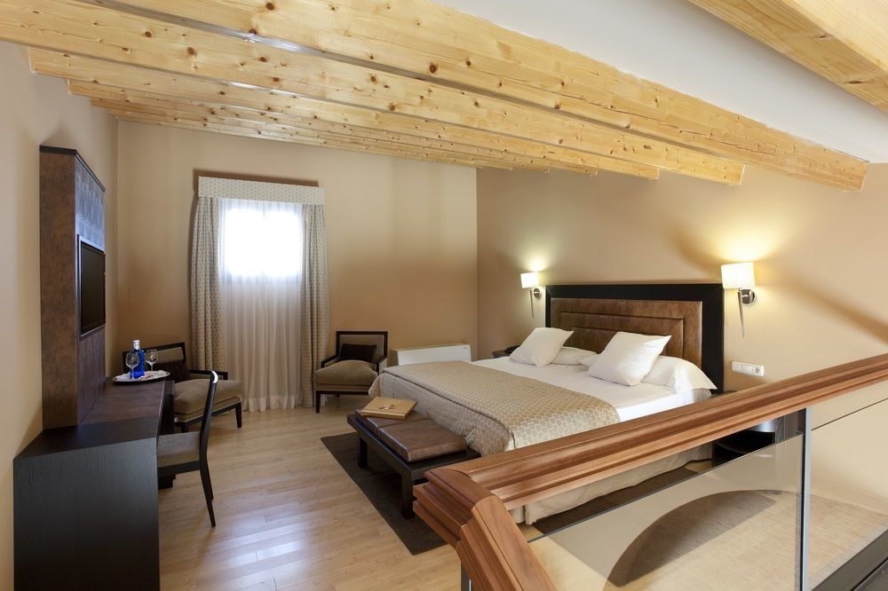 Hospes Palacio De Arenales & Spa Касерес Экстерьер фото A room at the hotel