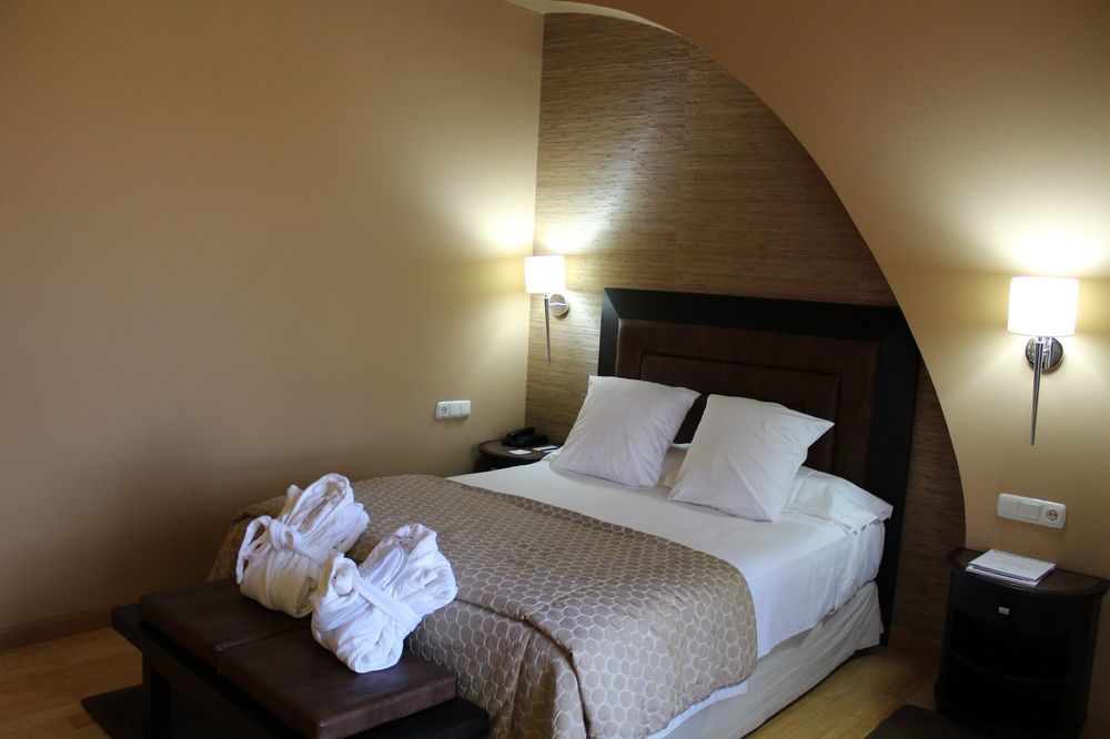 Hospes Palacio De Arenales & Spa Касерес Экстерьер фото A room at the hotel