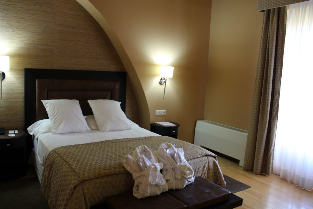 Hospes Palacio De Arenales & Spa Касерес Экстерьер фото A room at Hotel de las Letras
